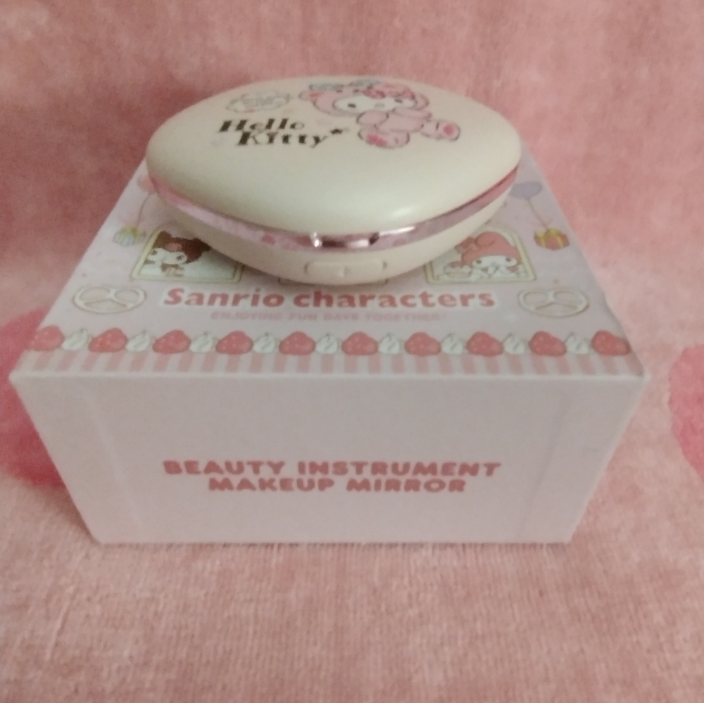 EXCLUSIVE - Hello Kitty Officially Licensed Contact Care Case & Mirror - Picture 7 of 9